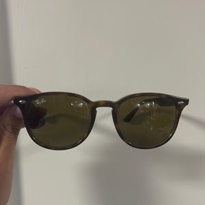 Ray ban RB4259. Like new tortoise color. Lightweight perfect for all-day comfort